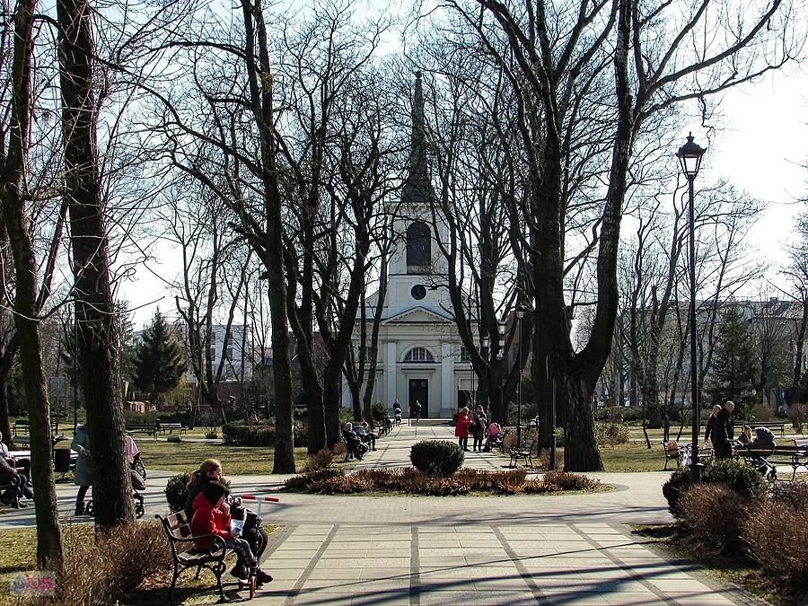Kościół i park w Nowym Dworze Mazowieckim