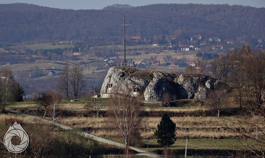 skała z krzyżem nad Nielepicami