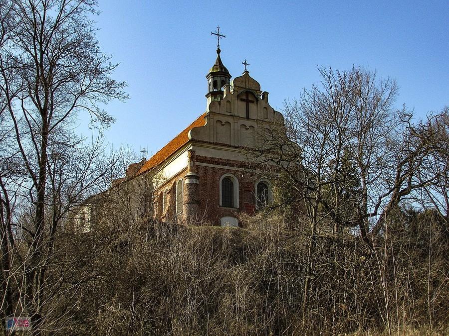 Zakroczymska światynia stoi na wysokiej wiślanej skarpie