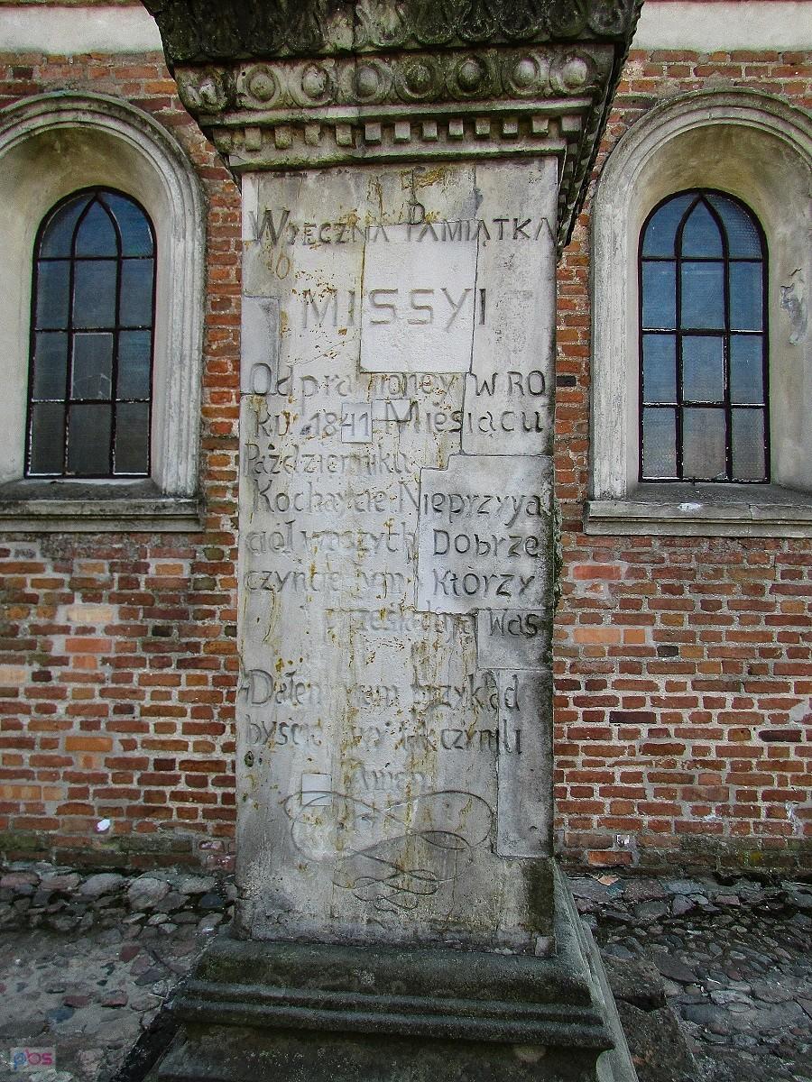 Inskrypcja na cokole krzyża misyjnego