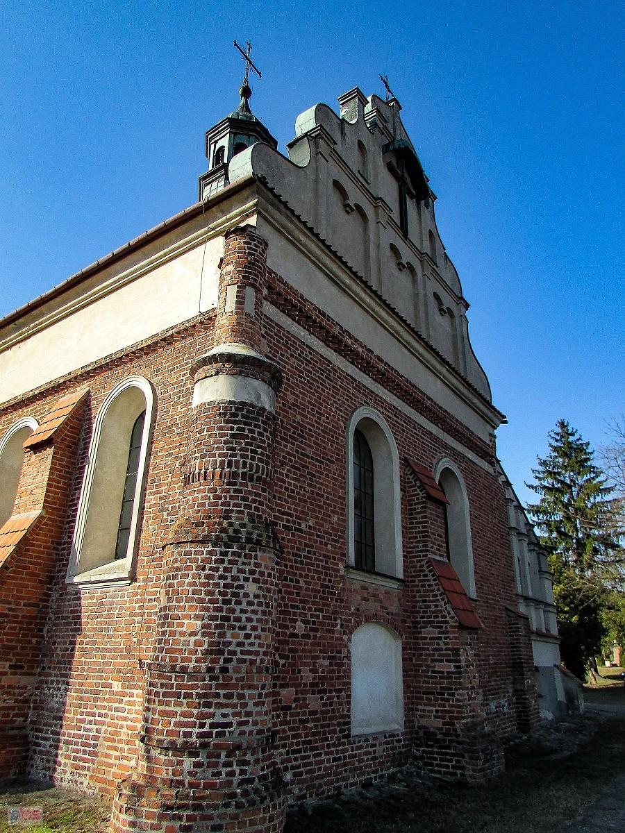Narożne przypory nadają kościołowi charakteru budowli obronnej