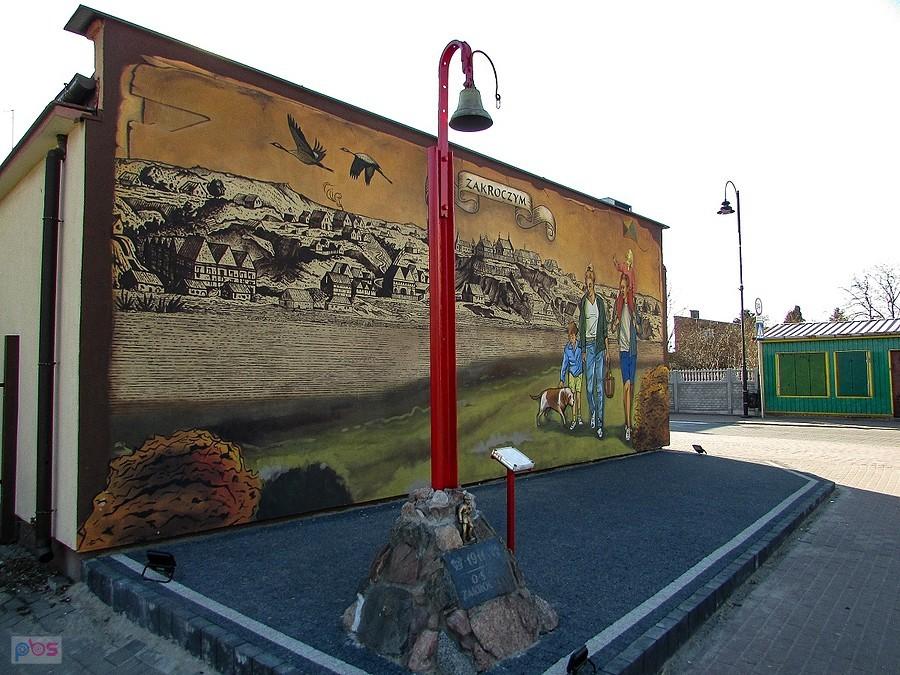 Zakroczym - mural i zabytkowy strażacki dzwonek