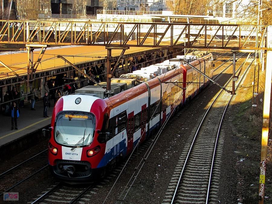 WKD na przystanku Warszawa Ochota