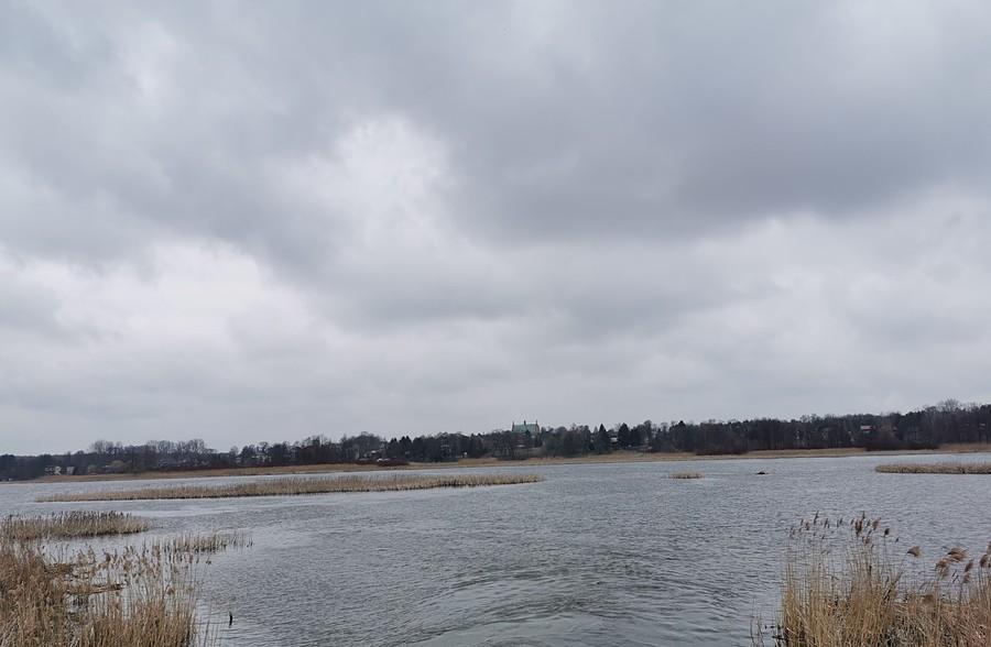Narew i kościół w Dzierżeninie na drugim brzegu