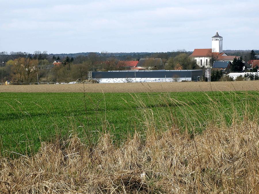 W oddali kościół w miejscowości Dołuje.