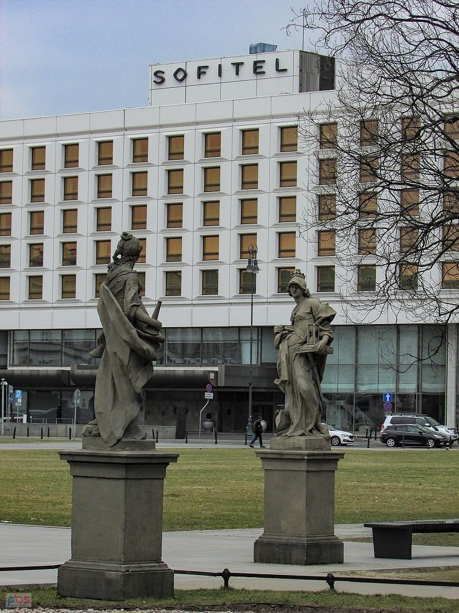 Chwała i Historia przed hotelem Victoria