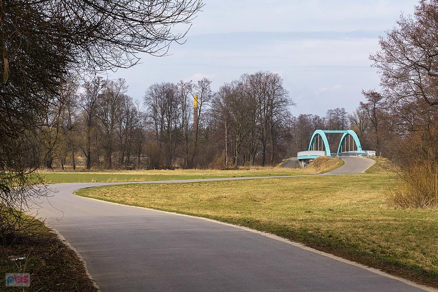 Ul. Spadkowa w Korwinowie i most nad Wartą - widok od strony Zawodzia