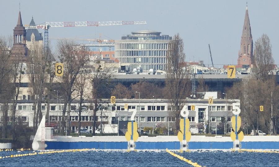 Zoom zza Malty w Poznaniu - widok na Okraglak, kościoły i Zamek