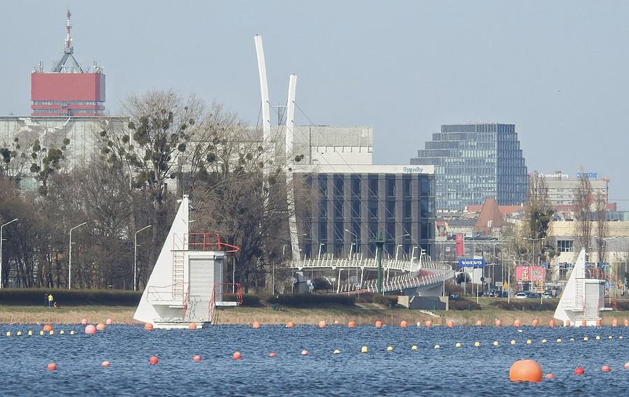Kolejny poznański zoom zza jeziora - Galeria Malta, budynek Uniwersytetu Ekonomicznego oraz Nowy Bałtyk