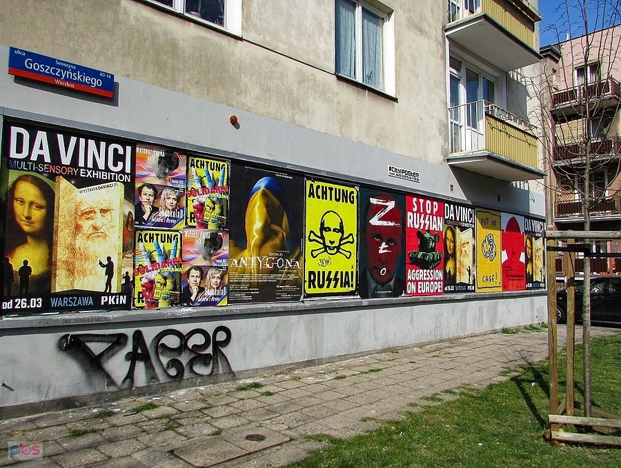 Plakaty na bloku przy Goszczyńskiego