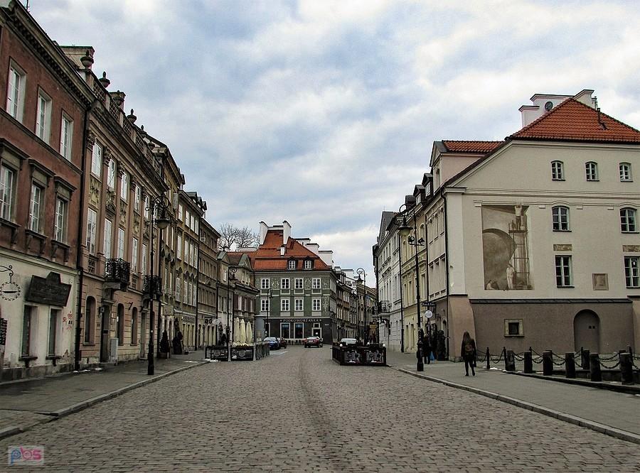 Ulica Freta, na kamienicy pod 12 widoczny mural "Odbudowa Starówki"