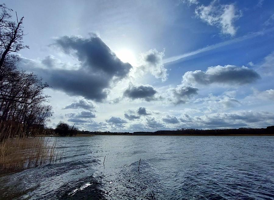 Walka chmur ze słońcem nad Jeziorem Lusowskim
