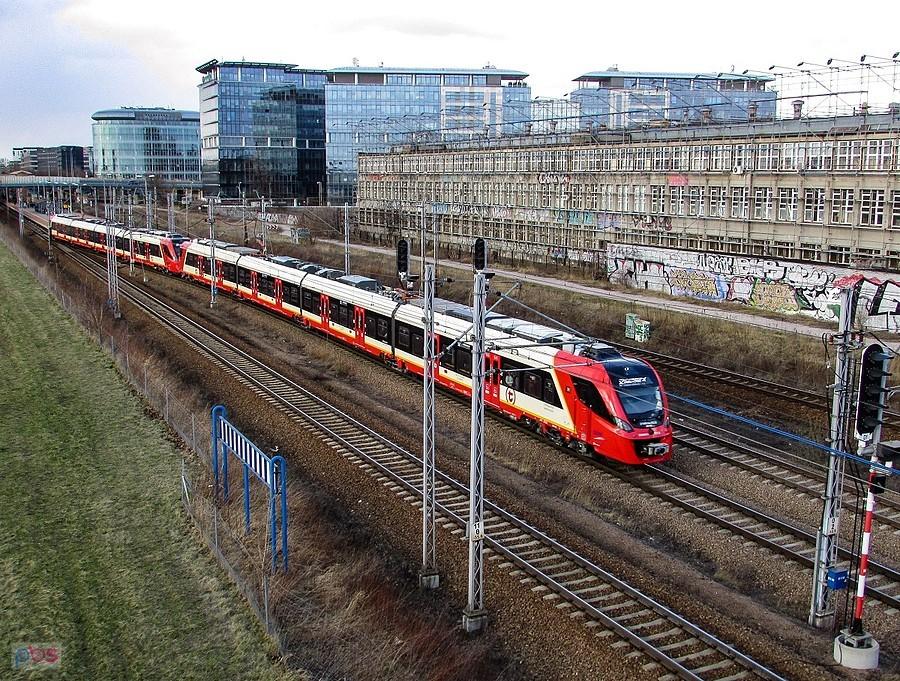 Podwójna SKM odjeżdża z Warszawy Służewiec