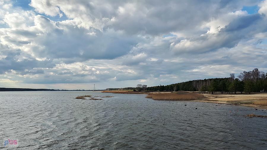 Zbiornik wodny "Poraj" widziany z południowego brzegu w miejscowości Masłońskie