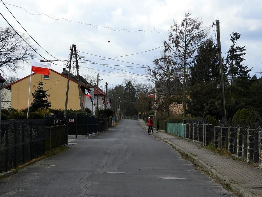 Dębostrów i uliczka z powiewającymi flagami, tak wiało.