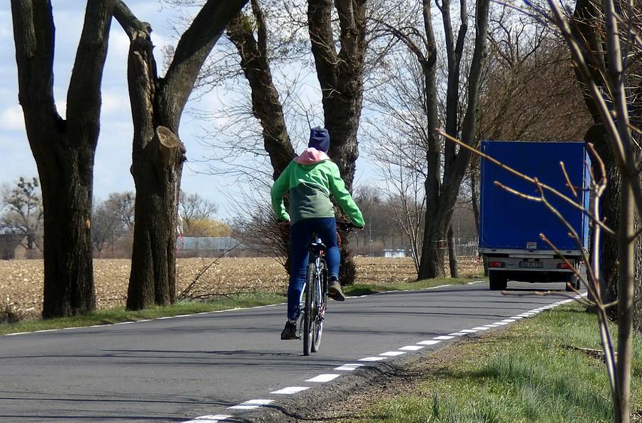"Sezon" się zaczął i na drogach pojawiły się osoby, które tam być nie powinny. Ten dzieciak prawie by wpadł pod auto