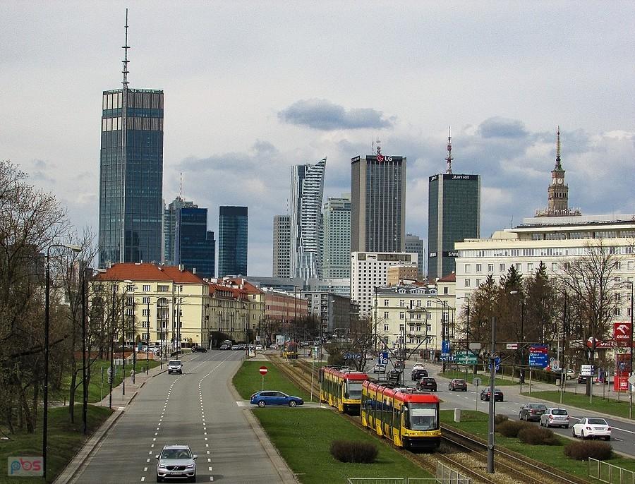 Widok z kładki w al. Niepodległości