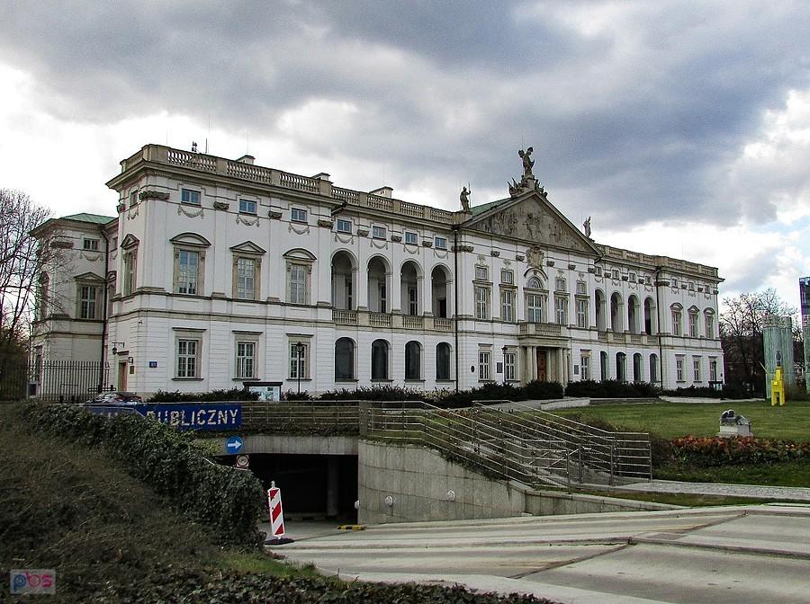 Pałac Rzeczypospolitej - elewacja frontowa... z garażem