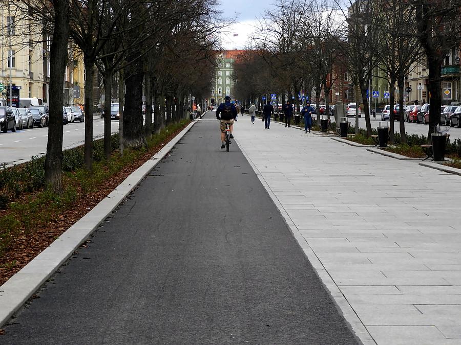 Aleja Jana Pawła II po remoncie. W głębi Urząd Miasta Szczecin.