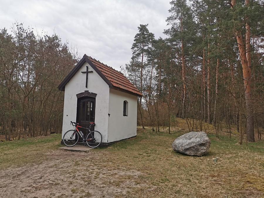 Mała kapliczka w lesie