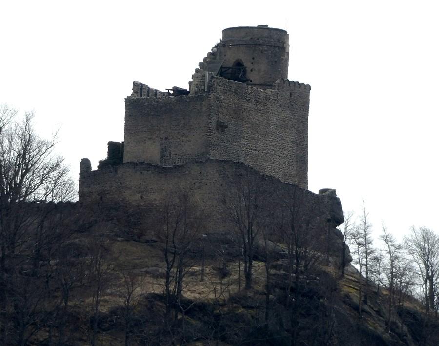 Zbliżenie na Zamek Chojnik w Jeleniej Górze