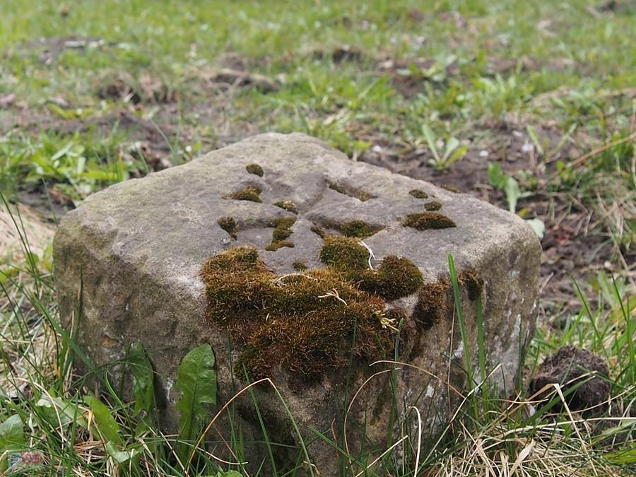 Słupek graniczny z krzyżem maltańskim