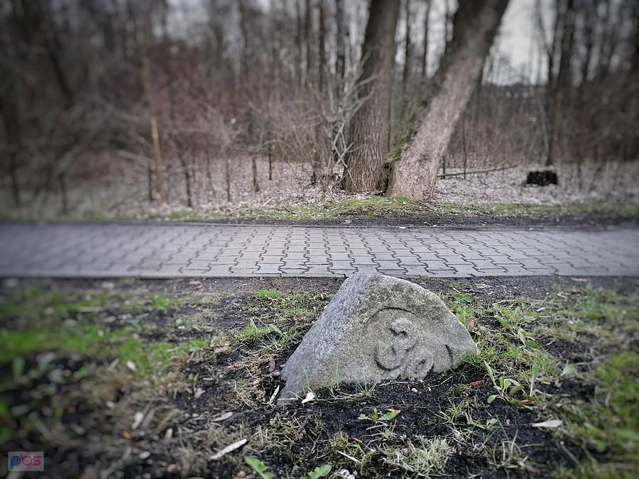 Przedwojenny słupek kilometrowy w Zabrzu