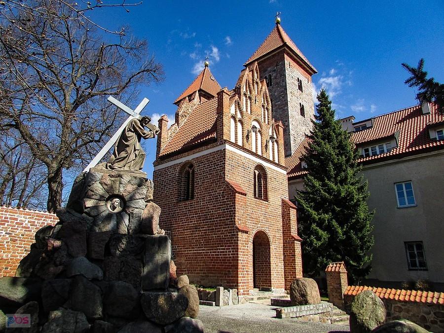 Czerwińsk n/Wisłą - Chrystus z krzyżem i dzwonnica