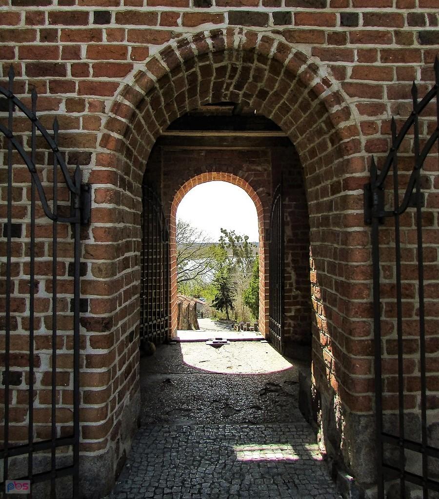 Czerwińsk nad Wisłą - przejście pod dzwonnicą z widokiem na Wisłę
