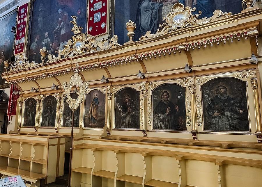 Zaplecki stalli ozdabiają wizerunki świętych