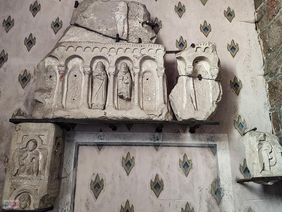 Fragment nadproża romańskiego z figurami apostołów
