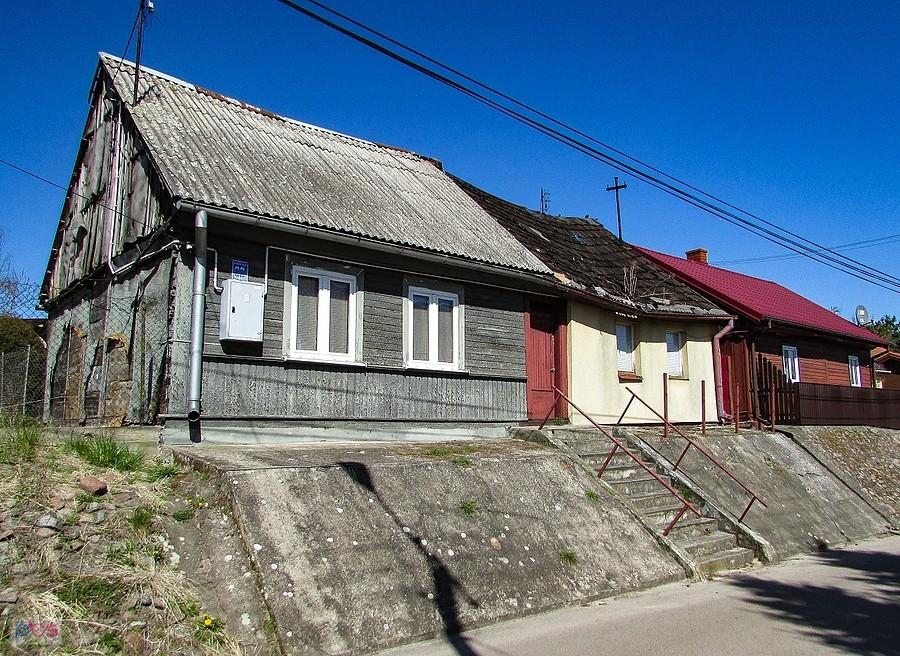 Czerwińsk n/Wisłą - domy ustawiano wysoko nad ulicą z powodu wylewów Wisły