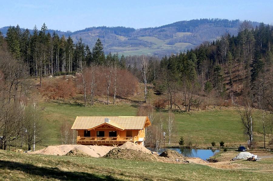Widok z Przełęczy Karpnickiej. Patodeweloperka gratis