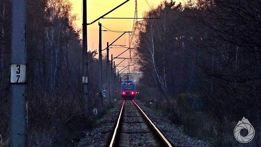 caaałe noce na torach, uciekając pociągom