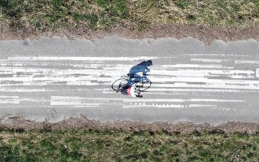 Na zapomnianym asfalciku. Nawet mój cień jest ładniejszy ode mnie (by dron)