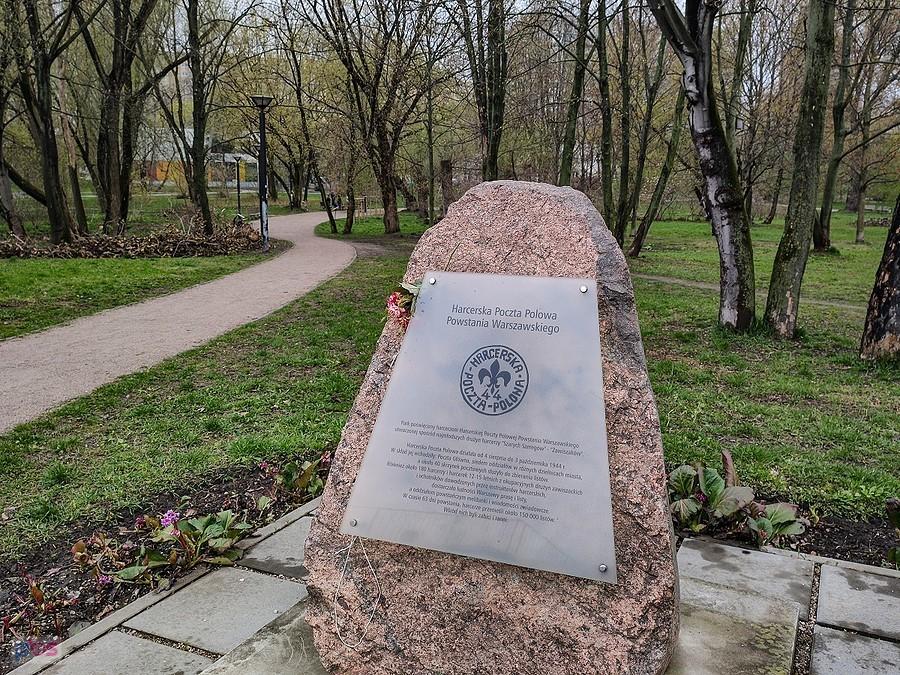 Tablica pamiątkowa w Parku Harcerskiej Poczty Polowej Powstania Warszawskiego