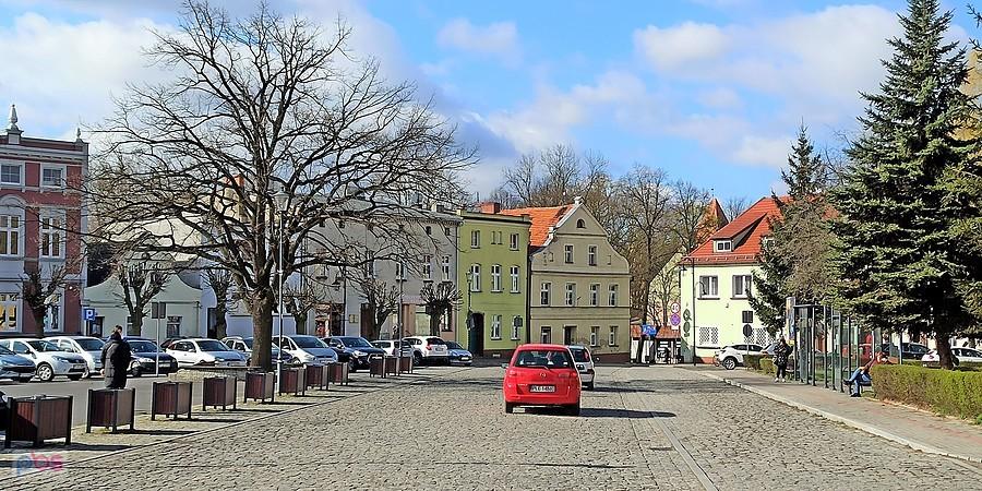 Rynek w Osiecznej. W głębi najstarsza kamienica z XVII w.