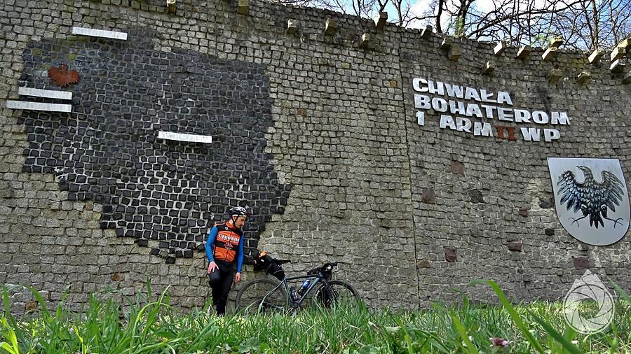 Kamienna Ściana Chwały za Gozdowicami