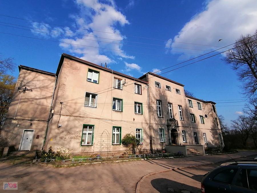 Pałac von Raczka w Czekanowie po pegeerowskiej "adaptacji"