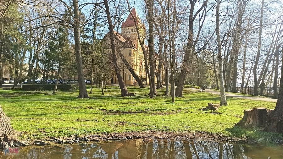 Zamek w Osiecznej. Obecnie Centrum Rehabilitacji