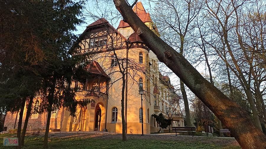 Zamek w Osiecznej o zachodzie słońca