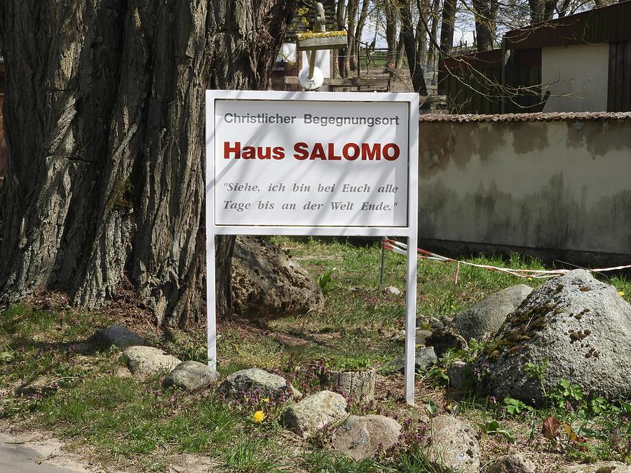 Między Stolcem a Blankensee, tablica info przy budynku.