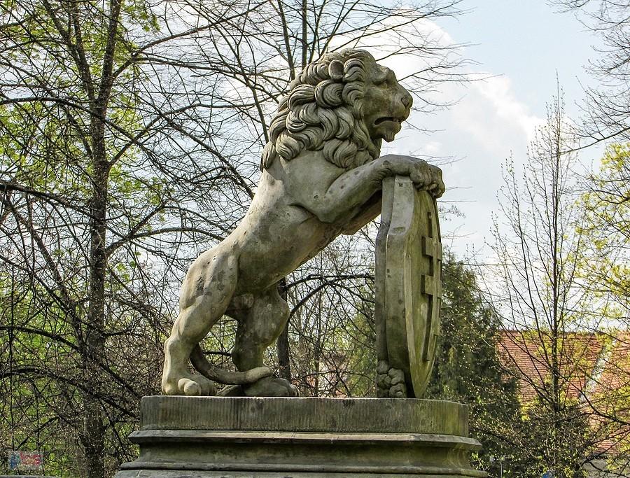 Lew z tarczą herbową Potockich