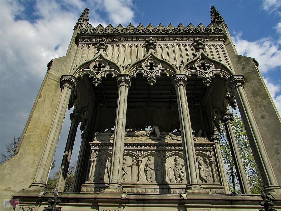 Monumentalny pomnik grobowy Stanisława Kostki Potockiego i jego żony Aleksandry