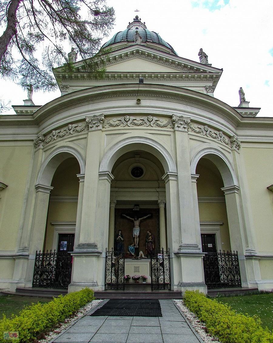 Kościół św. Anny - grupa ukrzyżowania w niszy przylegającej do prezbiterium