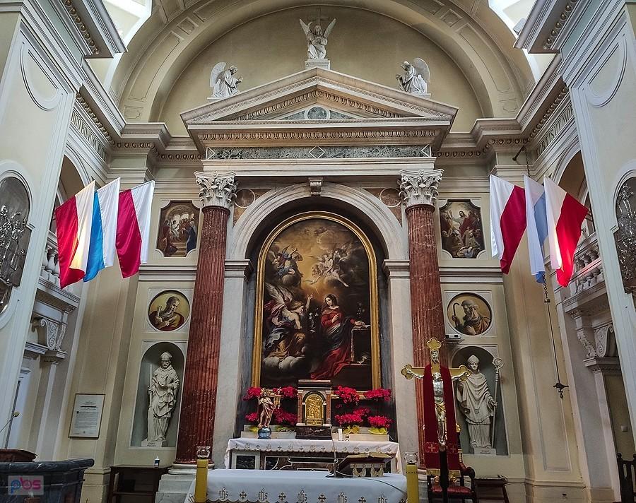 Obraz Zwiastowanie Najświętszej Maryi Panny zdobi ołtarz główny