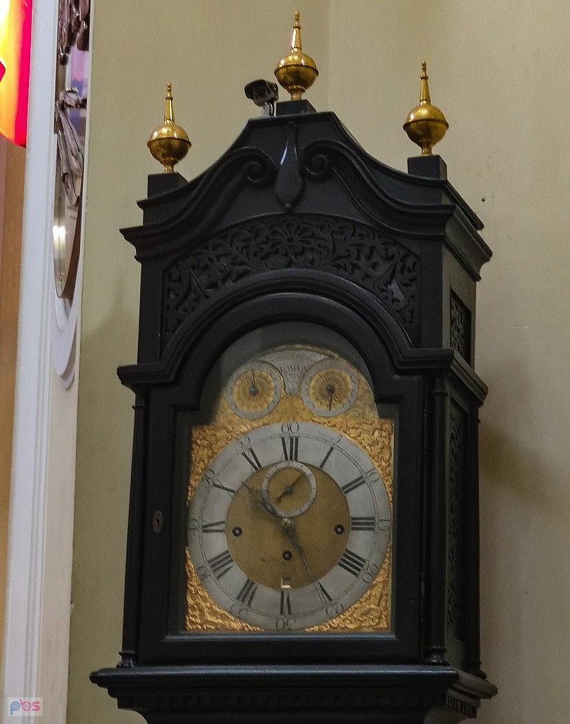 Ścienny zegar na filarze prezbiterium