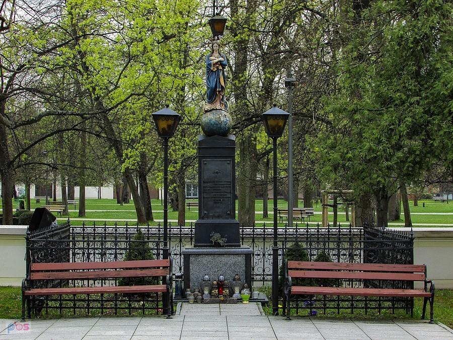 Figura NMP przy kościele św. Anny w Wilanowie pochodzi z 1849 roku