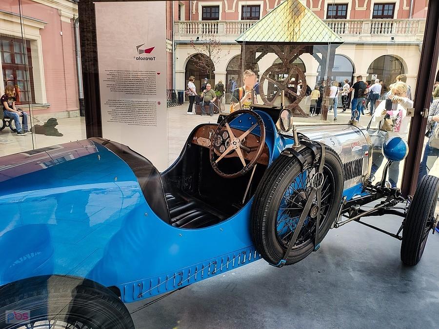 Na dziedzińcu zamkowym jest też bugatti, choć nie zielone