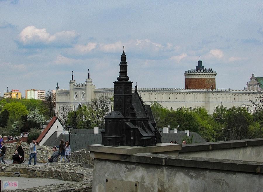 Widok z Placu Po Farze